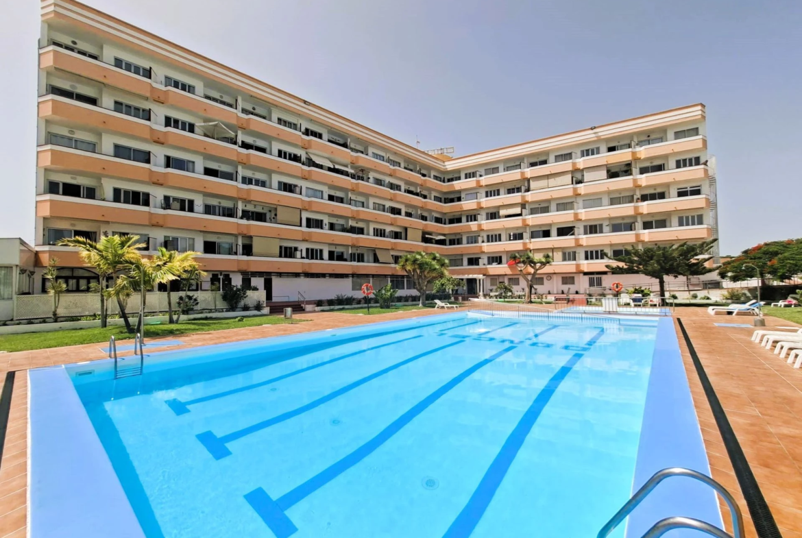 Apartament z 2 sypialniami, tarasem i widokiem na basen w Playa del Inglés
