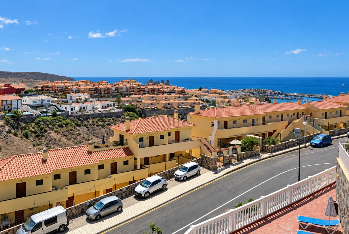 Apartament z 2 sypialniami, tarasem, basenem i garażem w Arguineguín