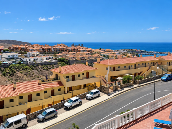 Apartament z 2 sypialniami, tarasem, basenem i garażem w Arguineguín