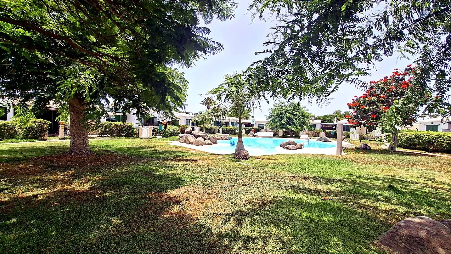 02 Przestronny bungalow z 6 sypialniami i prywatnym ogrodem w Campo Internacional, Maspalomas