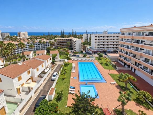 Apartament z 2 sypialniami, tarasem i widokiem na basen w Playa del Inglés