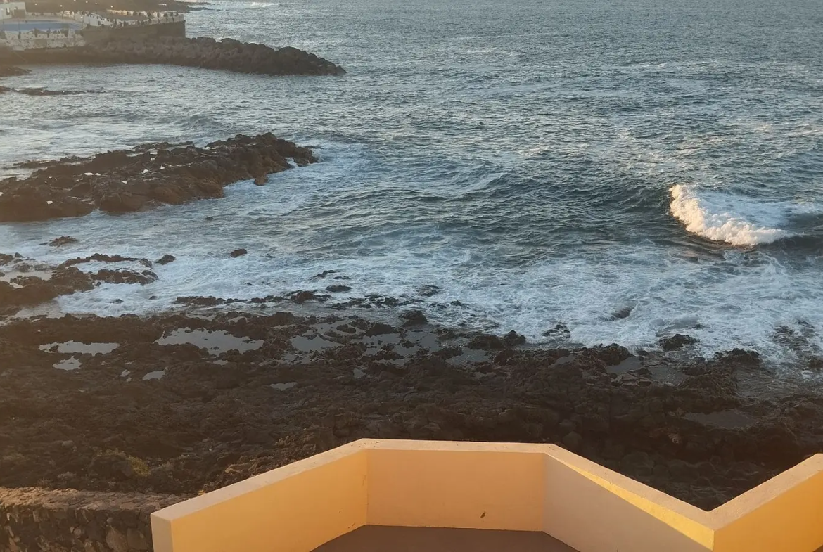 Odnowiony apartament z widokiem na ocean i basenem w Los Silos