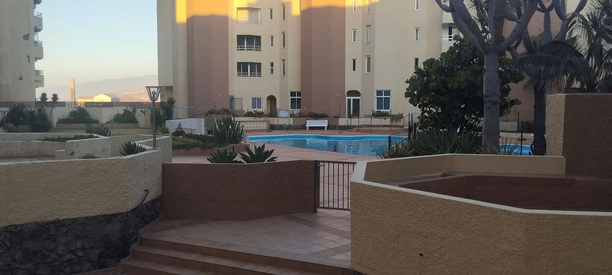03 Odnowiony apartament z widokiem na ocean i basenem w Los Silos