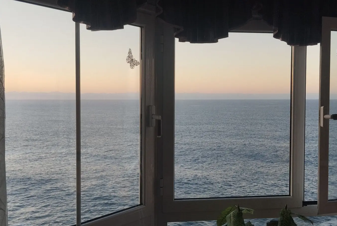 Odnowiony apartament z widokiem na ocean i basenem w Los Silos
