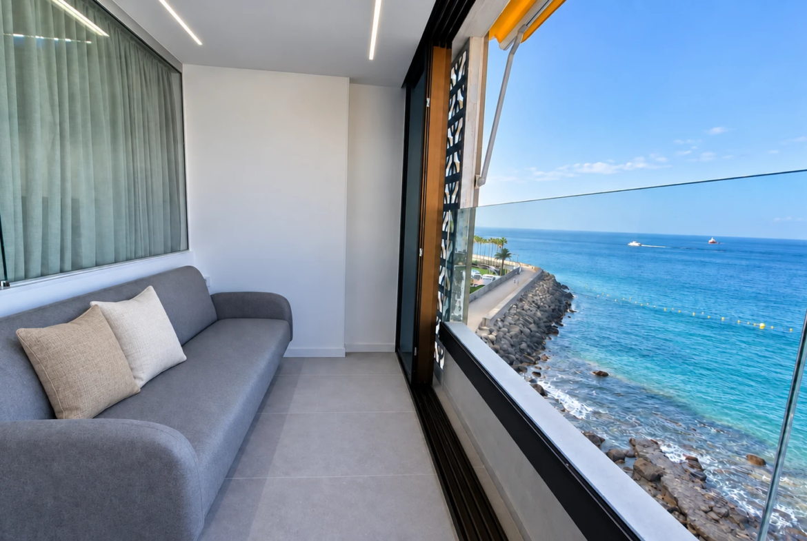 Apartament przy plaży z 2 sypialniami, widokiem na ocean i basenem w Arguineguín