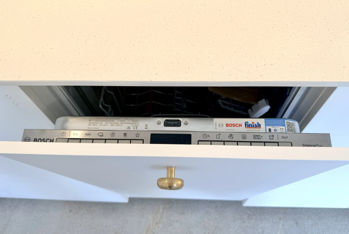 Kompaktowy apartament z dwiema sypialniami i balkonem w Vista Mar 9