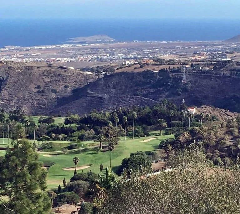 Kameralny hotel z basenem przy polu golfowym w Santa Brígida