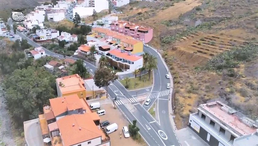 Kompleks inwestycyjny z 16 sypialniami, ogrodem i basenem w Mogán