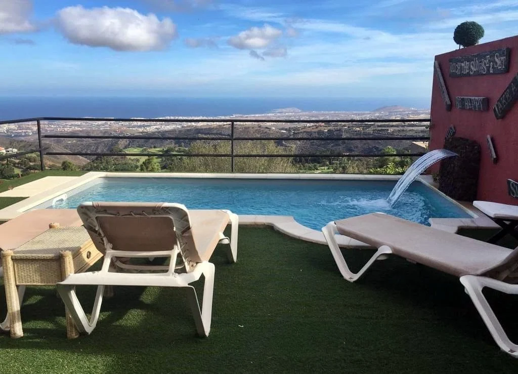 Kameralny hotel z basenem przy polu golfowym w Santa Brígida