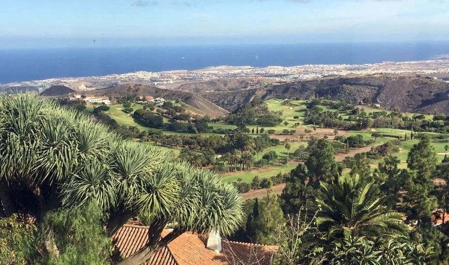 Kameralny hotel z basenem przy polu golfowym w Santa Brígida
