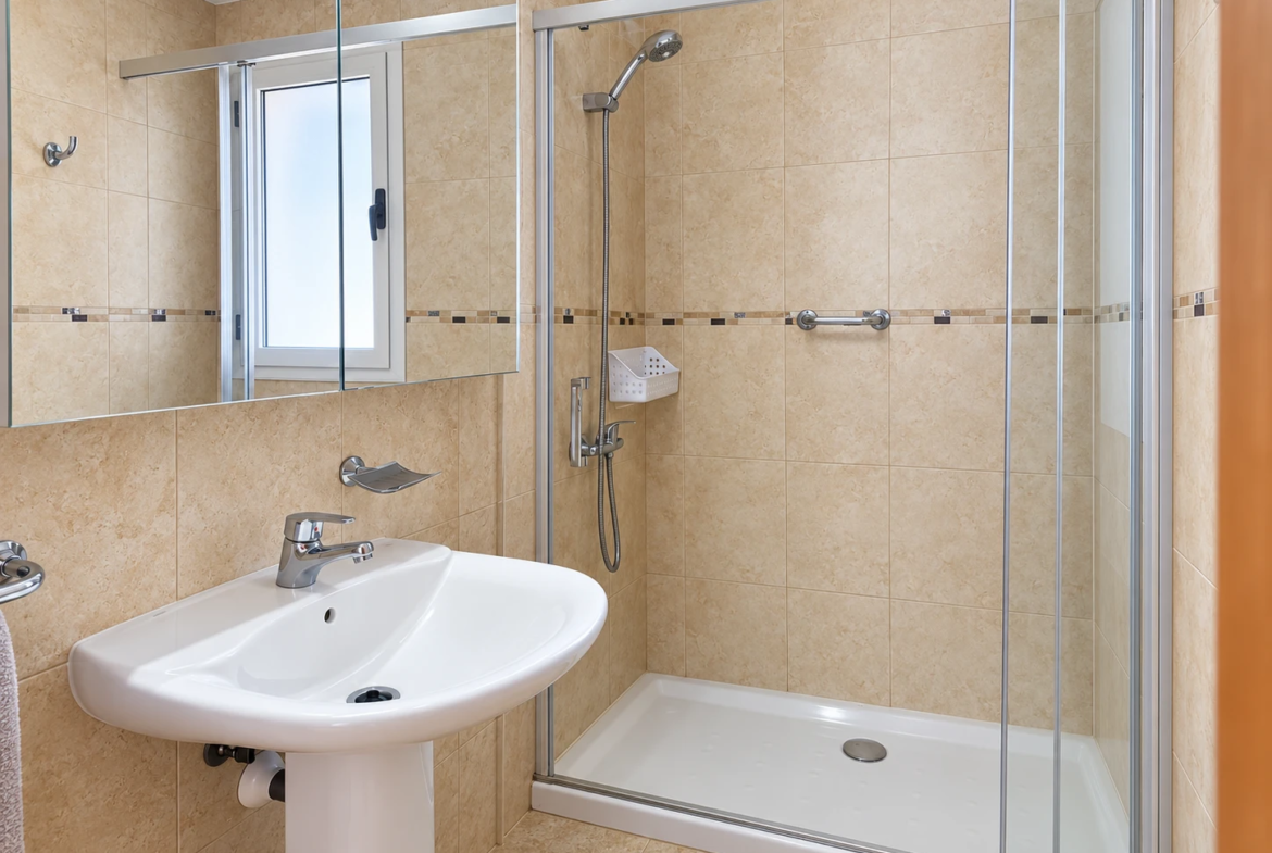 Apartament z 2 sypialniami, tarasem, basenem i garażem w Arguineguín