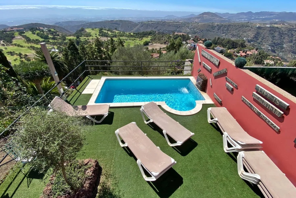 Kameralny hotel z basenem przy polu golfowym w Santa Brígida