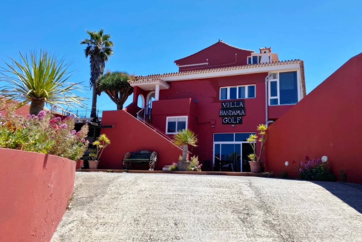 Kameralny hotel z basenem przy polu golfowym w Santa Brígida