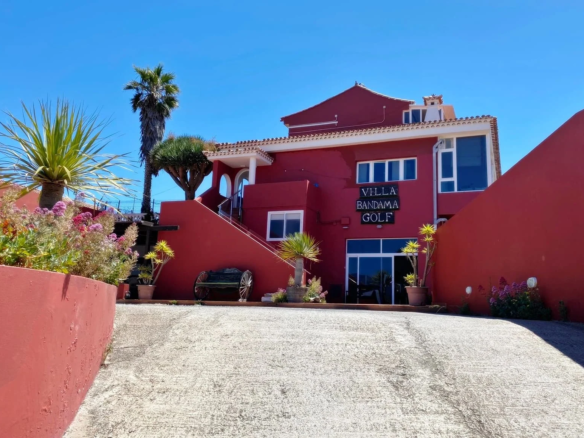 Kameralny hotel z basenem przy polu golfowym w Santa Brígida