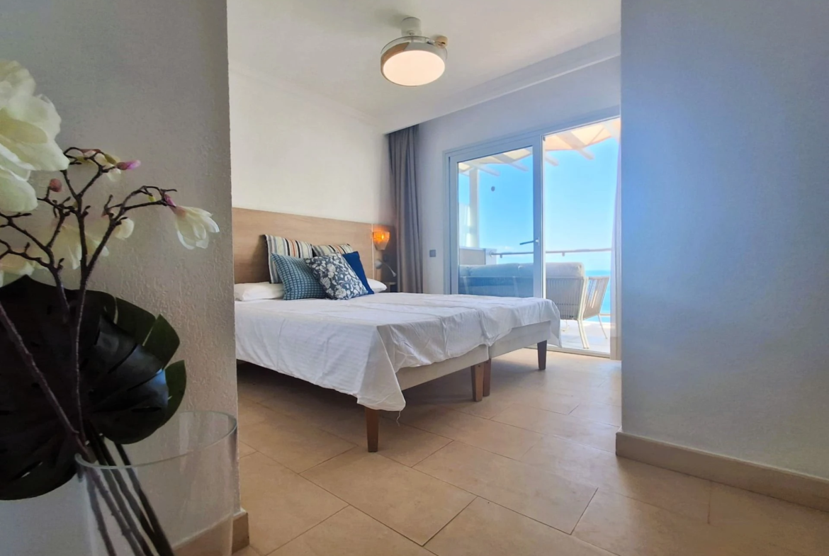 Luksusowy apartament z 2 sypialniami, widokiem na ocean i bezpośrednim dostępem do plaży w Playa del Cura