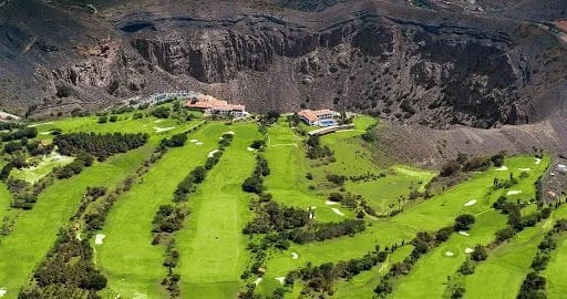 Kameralny hotel z basenem przy polu golfowym w Santa Brígida