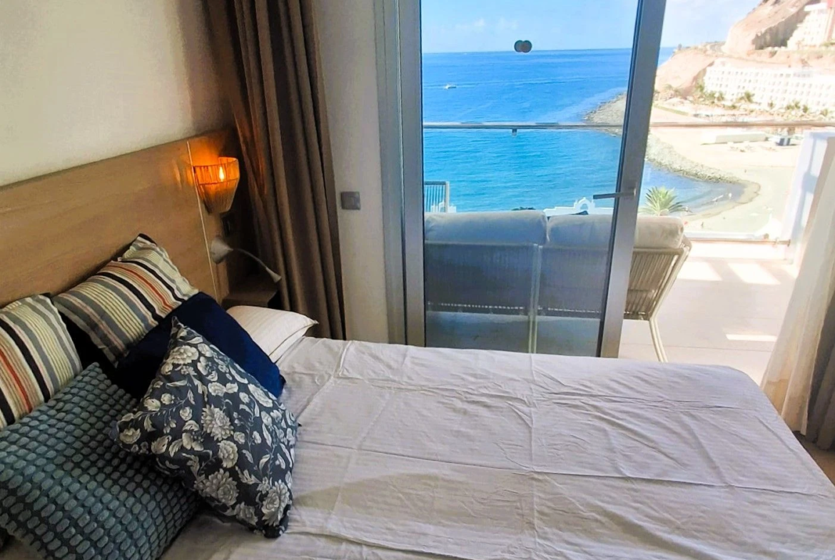 Luksusowy apartament z 2 sypialniami, widokiem na ocean i bezpośrednim dostępem do plaży w Playa del Cura