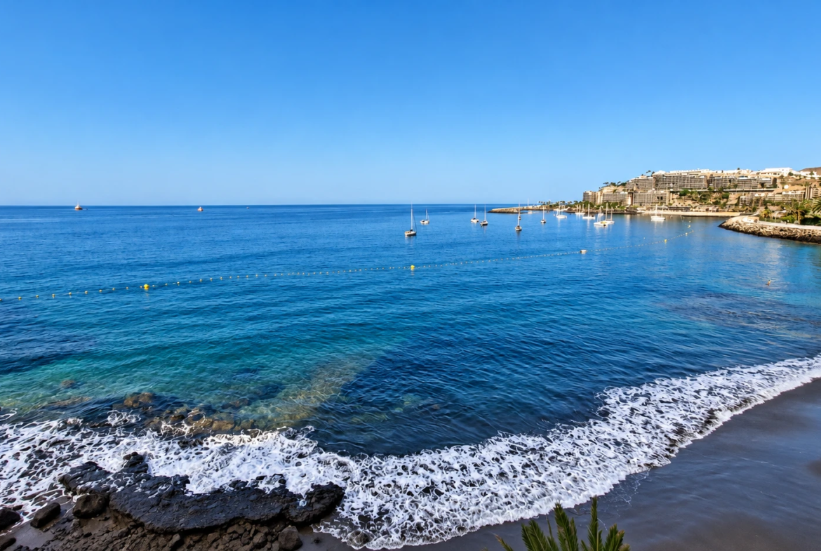Apartament przy plaży z 2 sypialniami, widokiem na ocean i basenem w Arguineguín