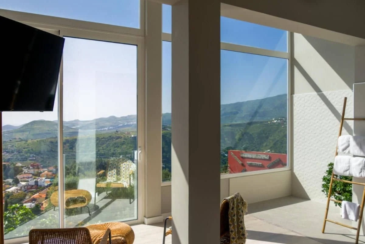 Kameralny hotel z basenem przy polu golfowym w Santa Brígida