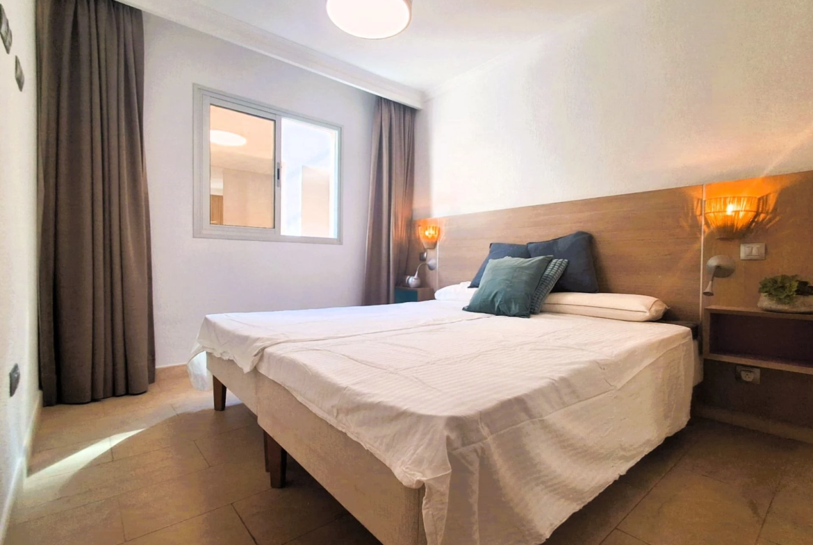 Luksusowy apartament z 2 sypialniami, widokiem na ocean i bezpośrednim dostępem do plaży w Playa del Cura
