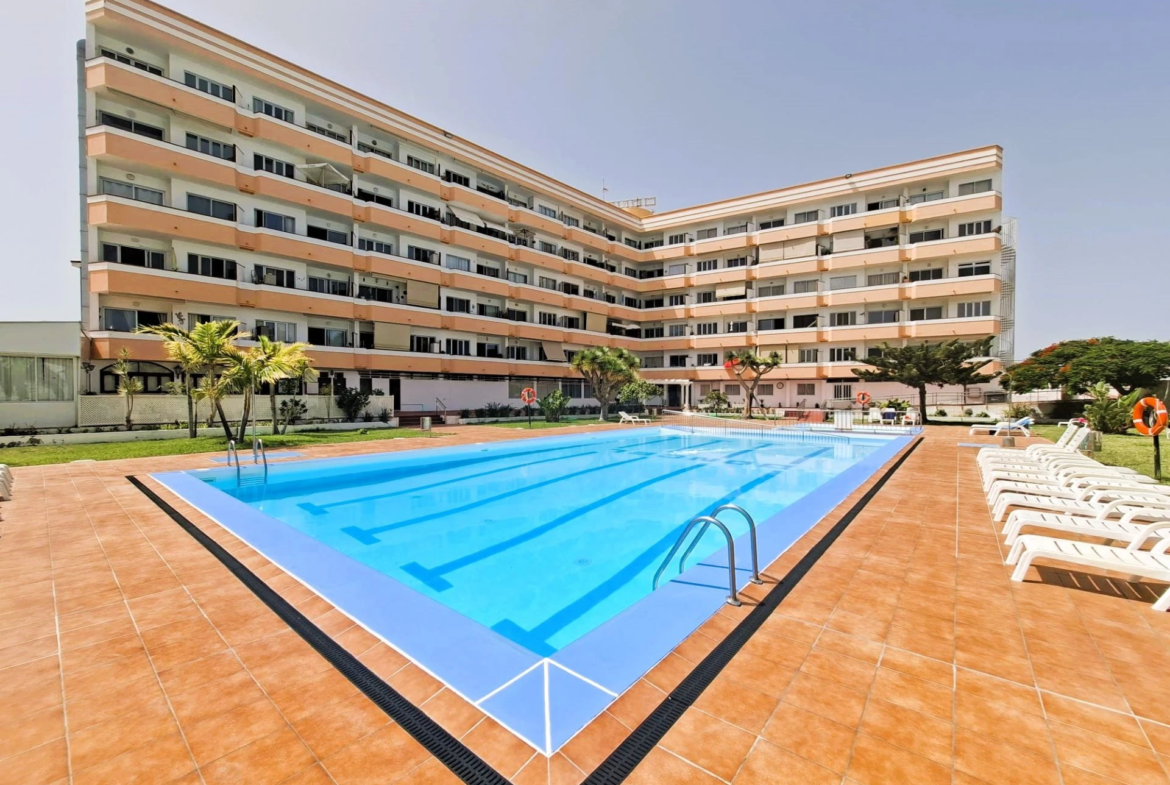 Apartament z 2 sypialniami, tarasem i widokiem na basen w Playa del Inglés