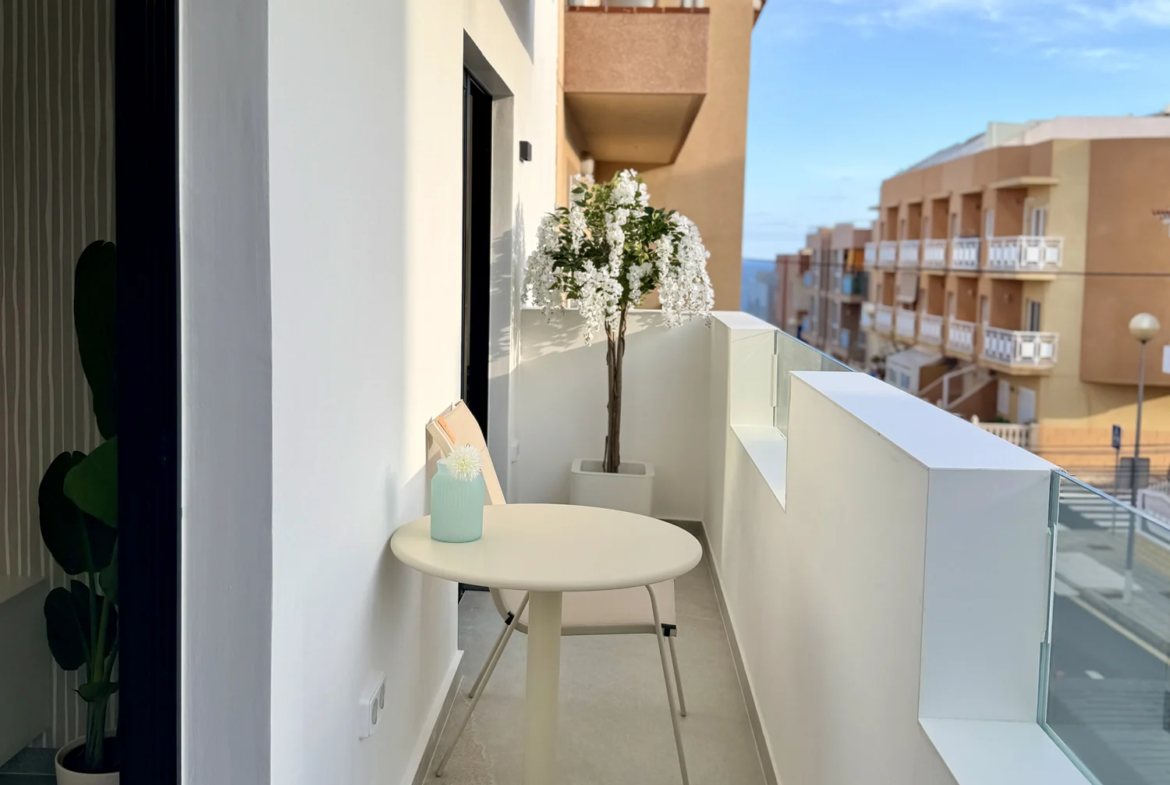 Kompaktowy apartament z dwiema sypialniami i balkonem w Vista Mar 9