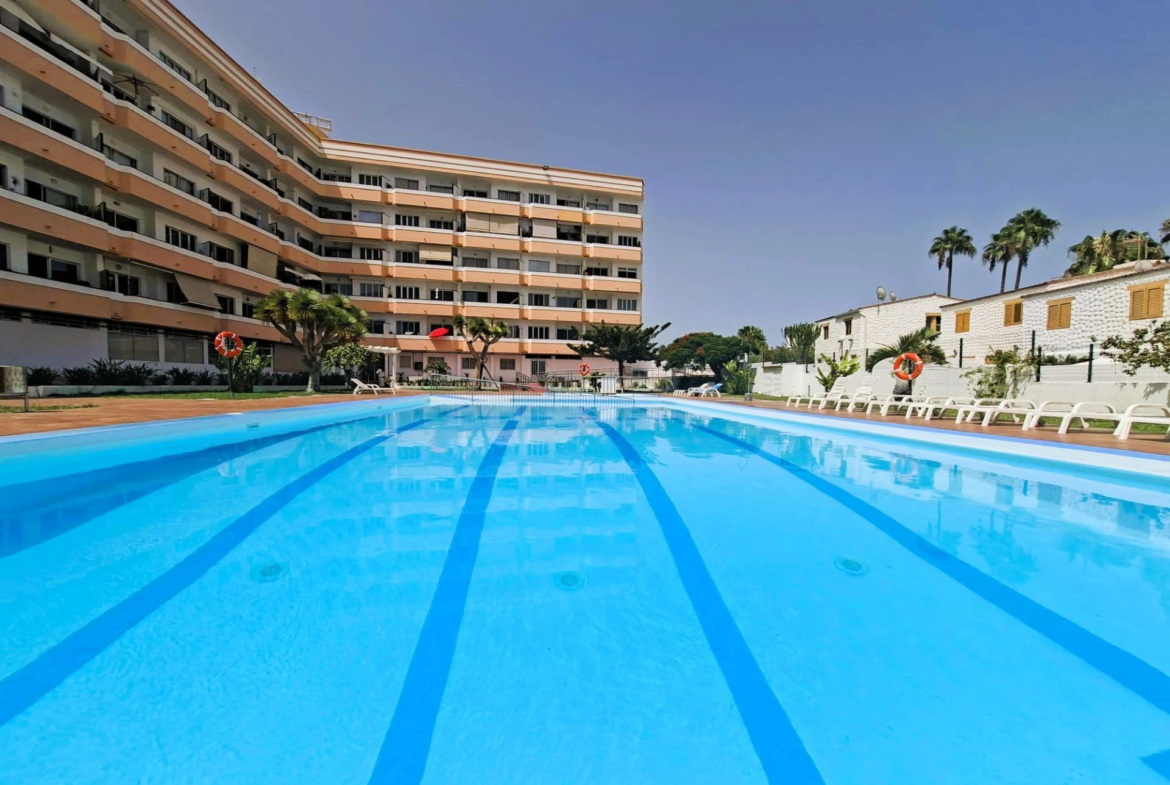 Apartament z 2 sypialniami, tarasem i widokiem na basen w Playa del Inglés