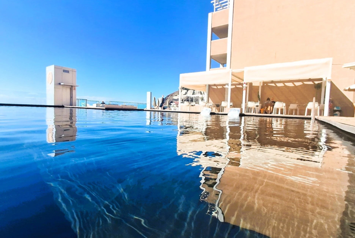 Luksusowy apartament z 2 sypialniami, widokiem na ocean i bezpośrednim dostępem do plaży w Playa del Cura