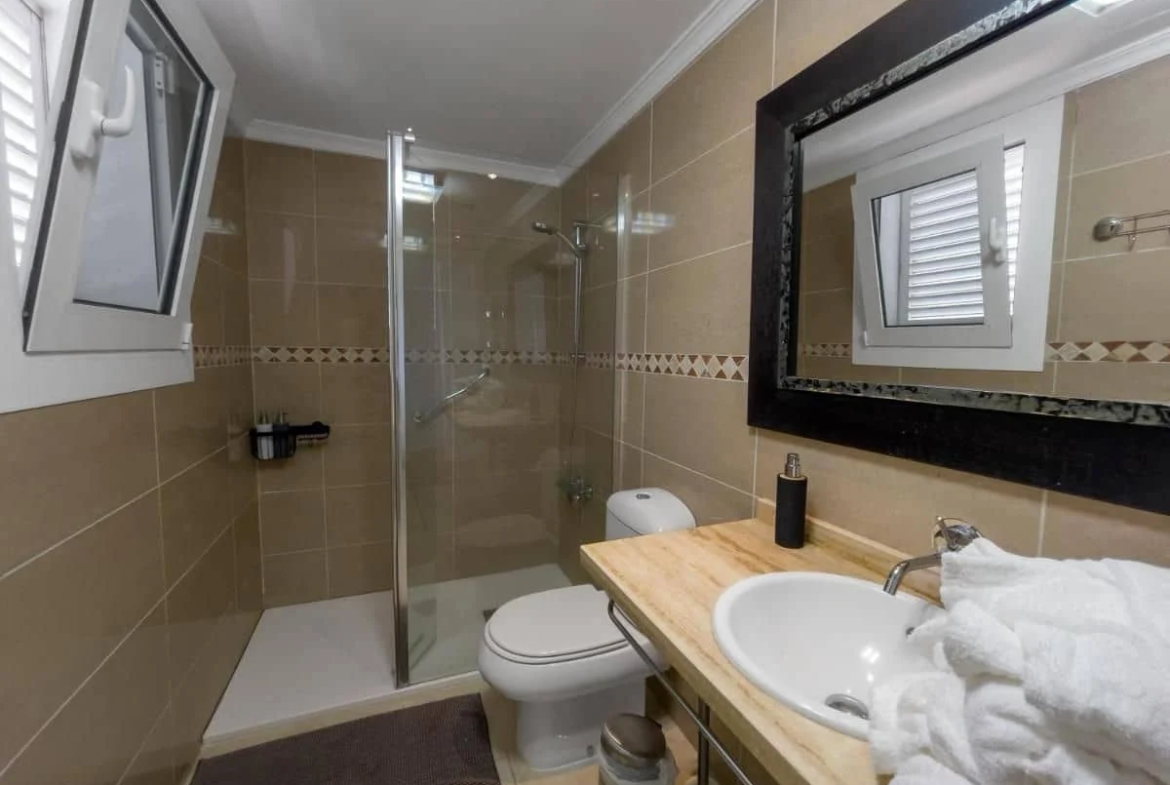 Kameralny hotel z basenem przy polu golfowym w Santa Brígida