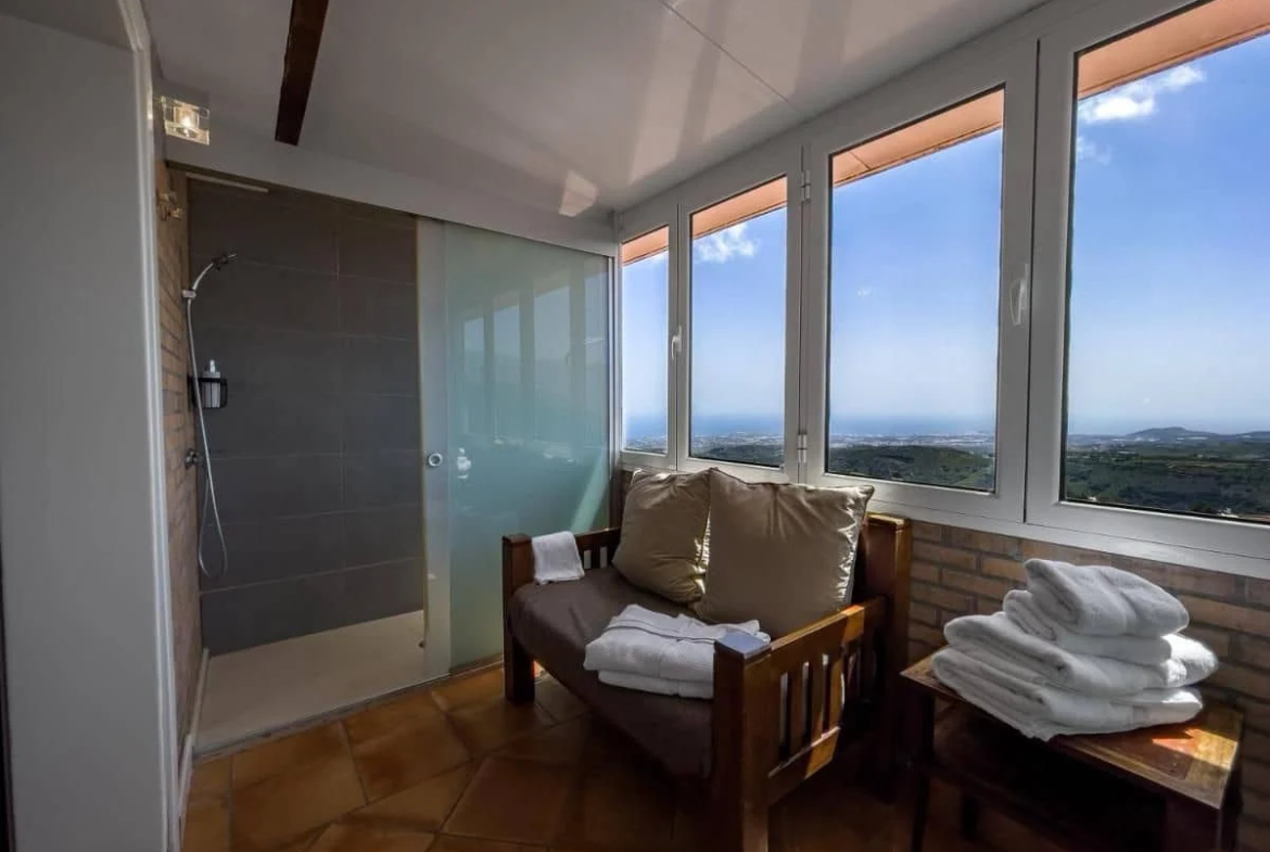 Kameralny hotel z basenem przy polu golfowym w Santa Brígida