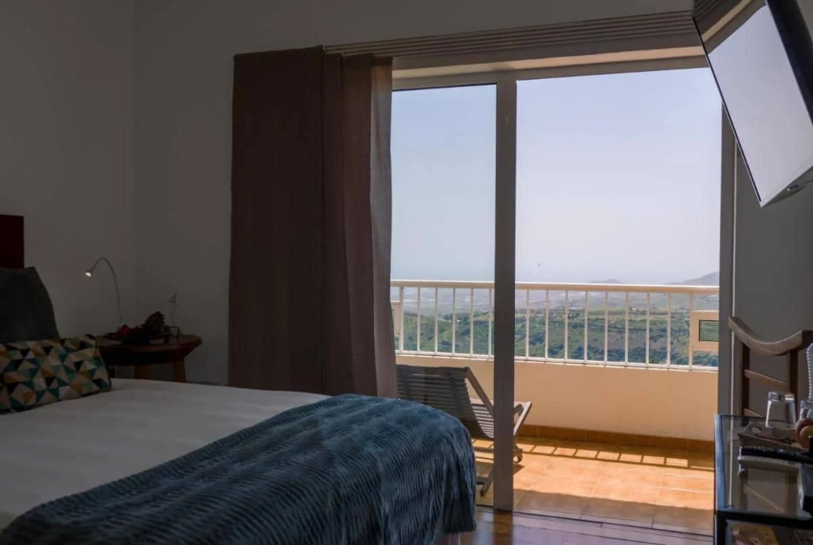 Kameralny hotel z basenem przy polu golfowym w Santa Brígida