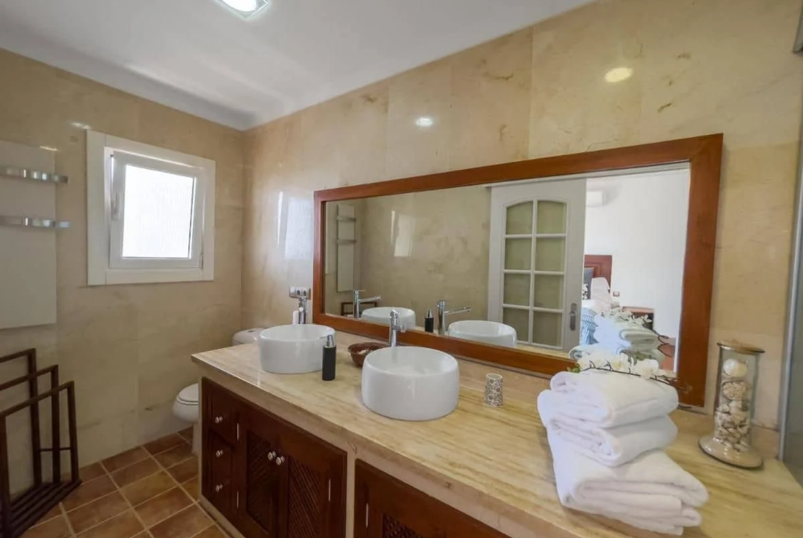 Kameralny hotel z basenem przy polu golfowym w Santa Brígida