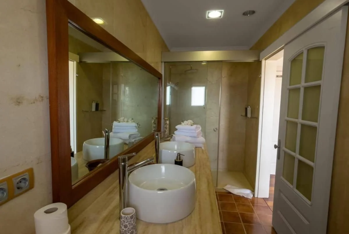 Kameralny hotel z basenem przy polu golfowym w Santa Brígida