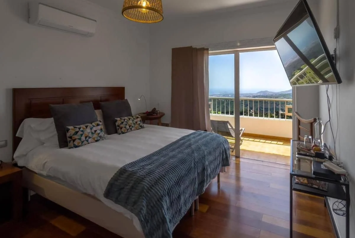 Kameralny hotel z basenem przy polu golfowym w Santa Brígida
