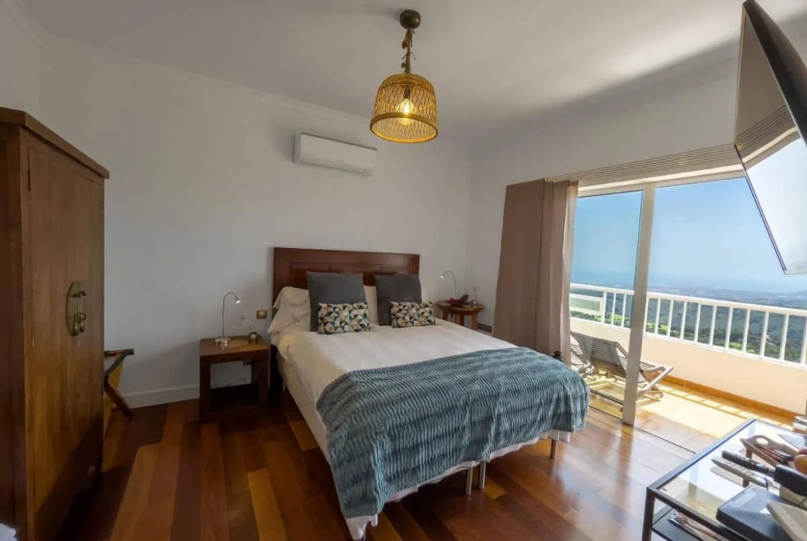 Kameralny hotel z basenem przy polu golfowym w Santa Brígida