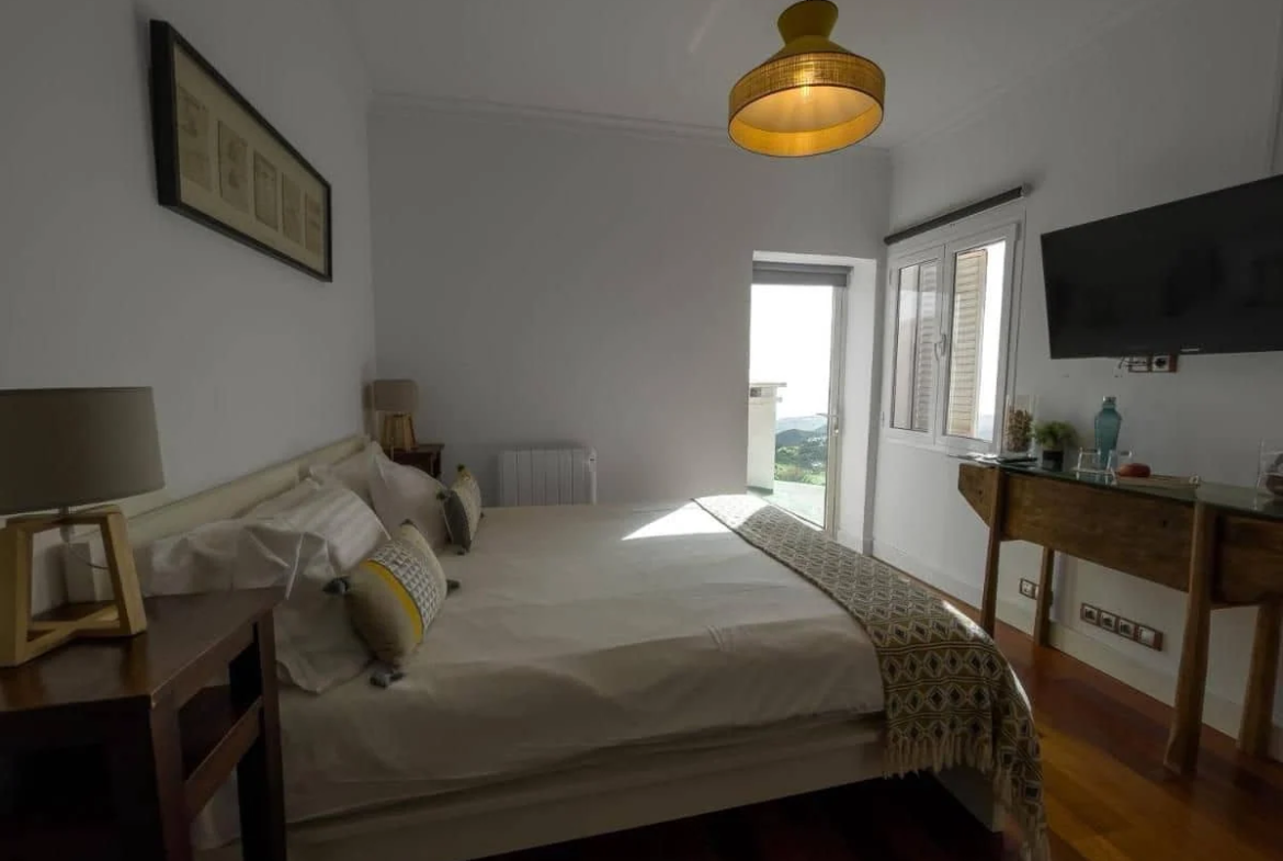 Kameralny hotel z basenem przy polu golfowym w Santa Brígida