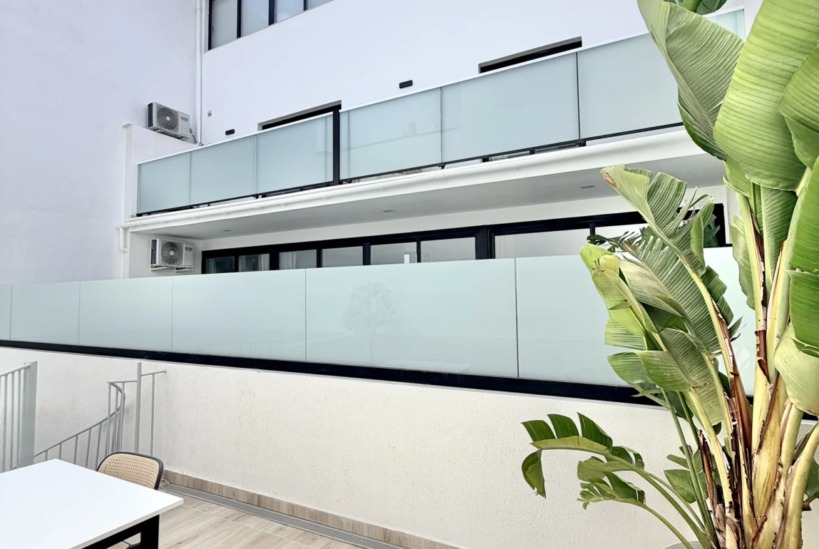 Elegancki apartament z patio w Vista Mar 9 w Los Abrigos