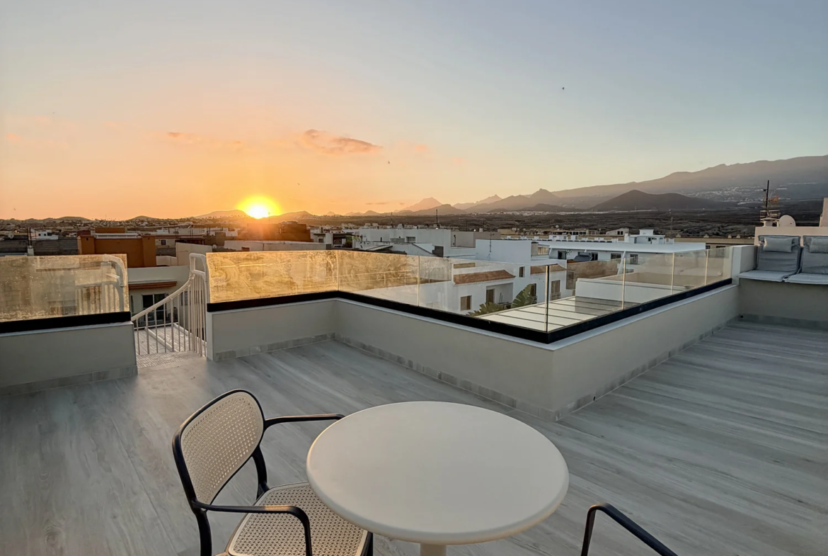 Przestronny apartament z dwiema sypialniami i tarasem w Vista Mar 9, Los Abrigos, Teneryfa