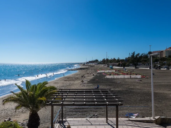 Dom w pierwszej linii brzegowej z niezależnym apartamentem w San Agustín