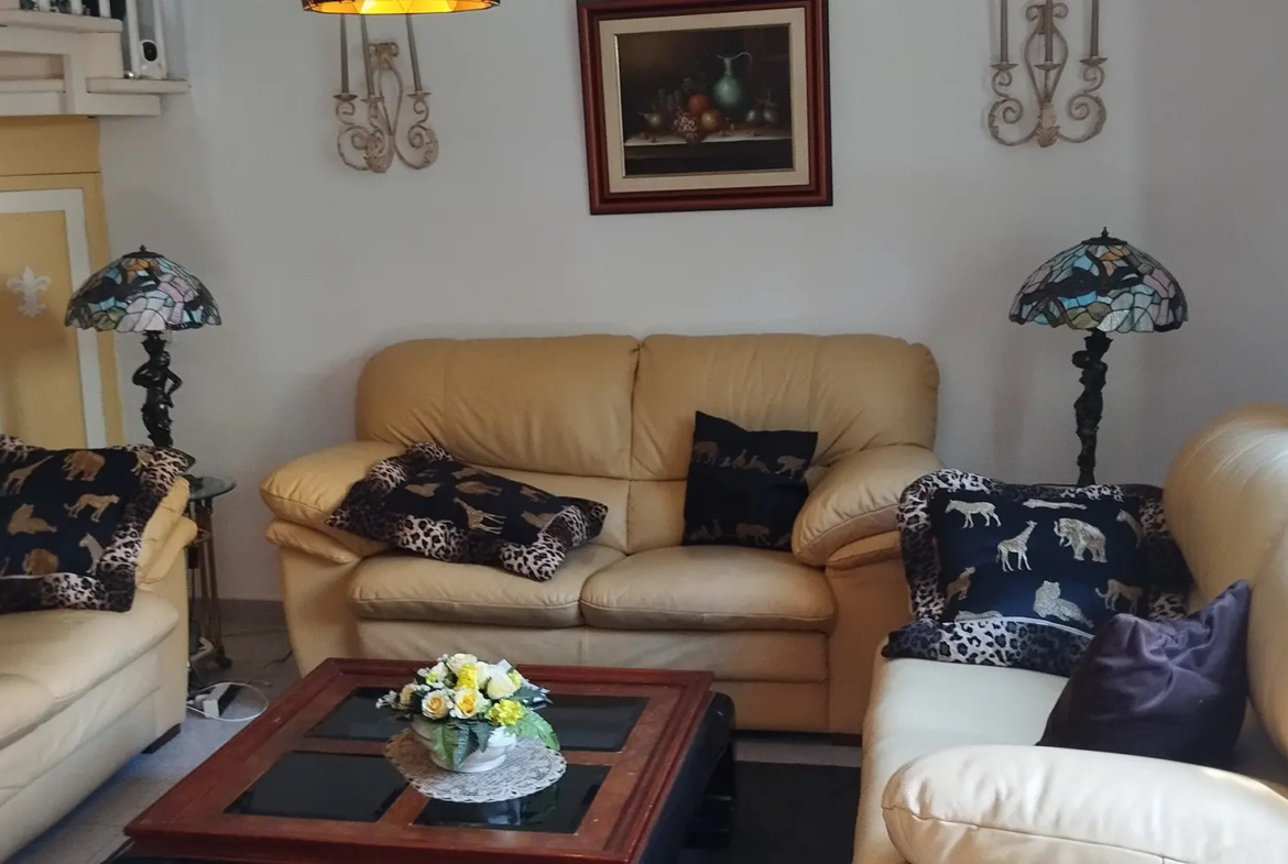 Umeblowany dom narożny z ogrodem i tarasem w San Fernando