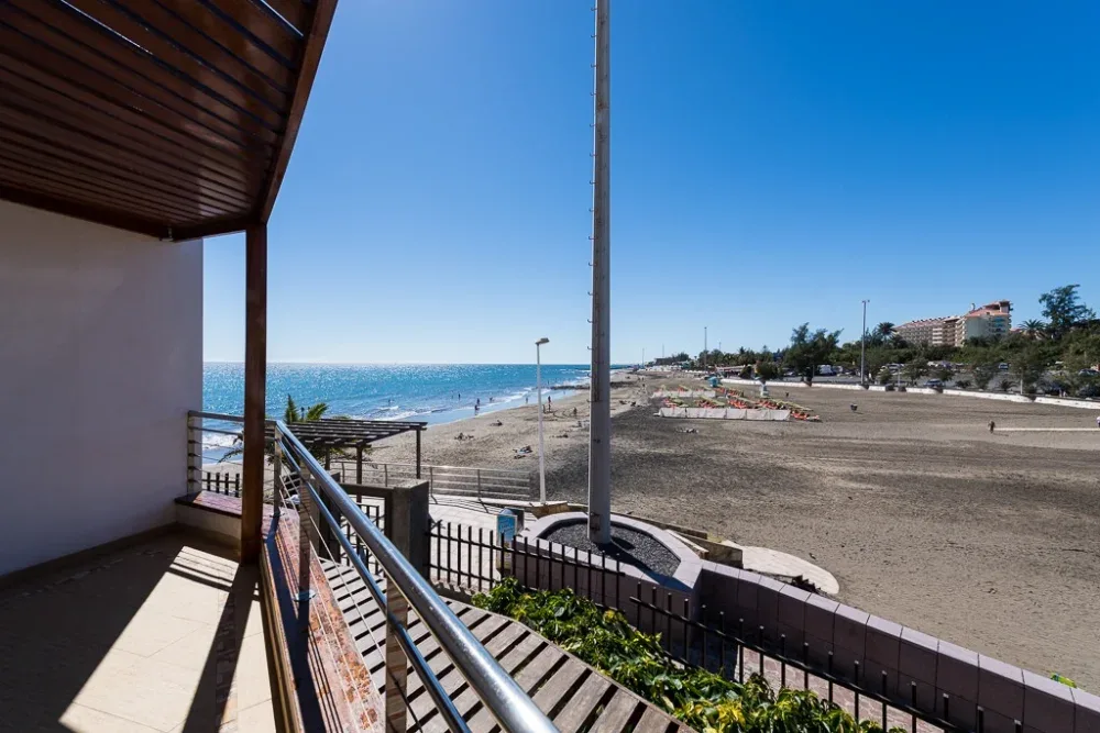 Dom w pierwszej linii brzegowej z niezależnym apartamentem w San Agustín