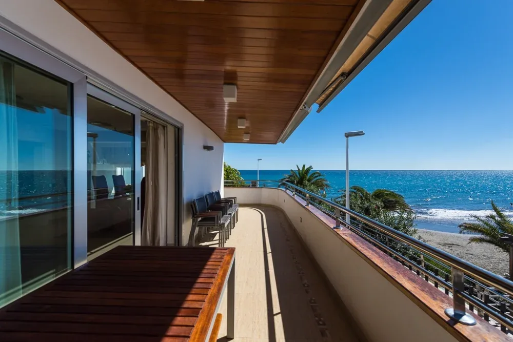 Dom w pierwszej linii brzegowej z niezależnym apartamentem w San Agustín