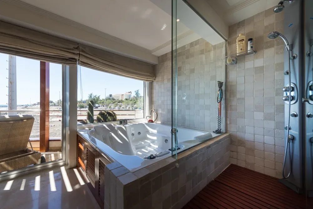 Dom w pierwszej linii brzegowej z niezależnym apartamentem w San Agustín
