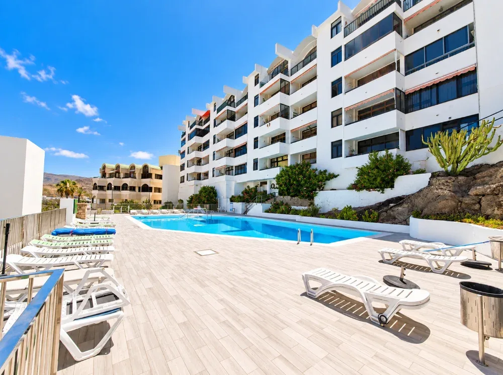 Odnowiony apartament z tarasem i basenem w Puerto Rico