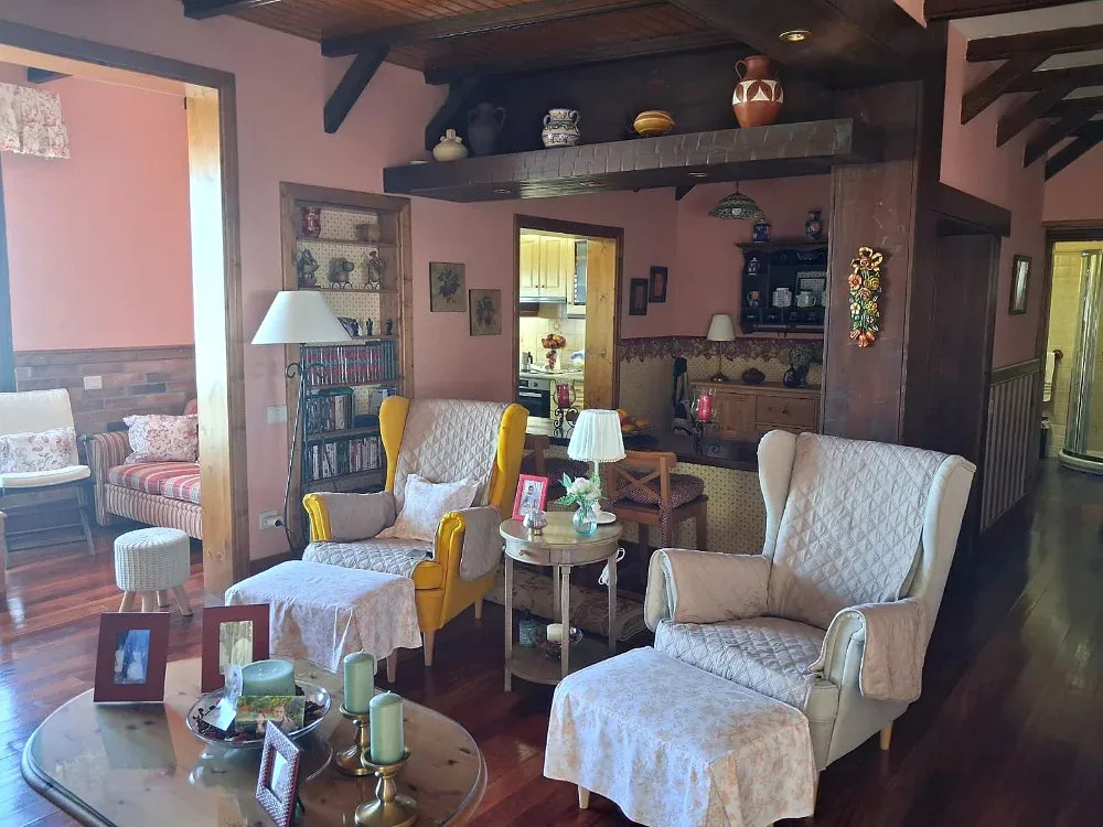 Górski dom z działką 1151 m² i panoramicznym widokiem w Hoya del Gamonal