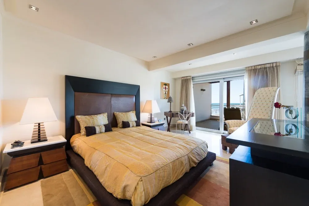 Dom w pierwszej linii brzegowej z niezależnym apartamentem w San Agustín