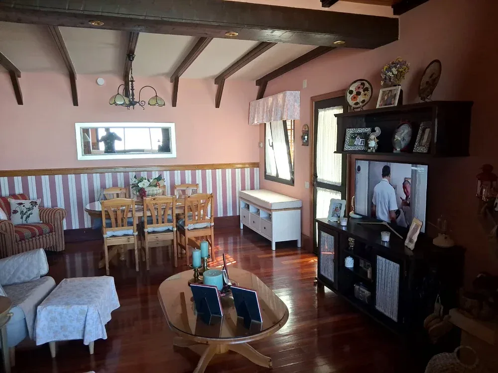 Górski dom z działką 1151 m² i panoramicznym widokiem w Hoya del Gamonal