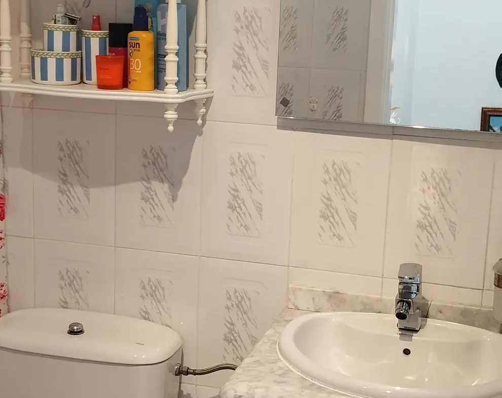 Umeblowany dom narożny z ogrodem i tarasem w San Fernando