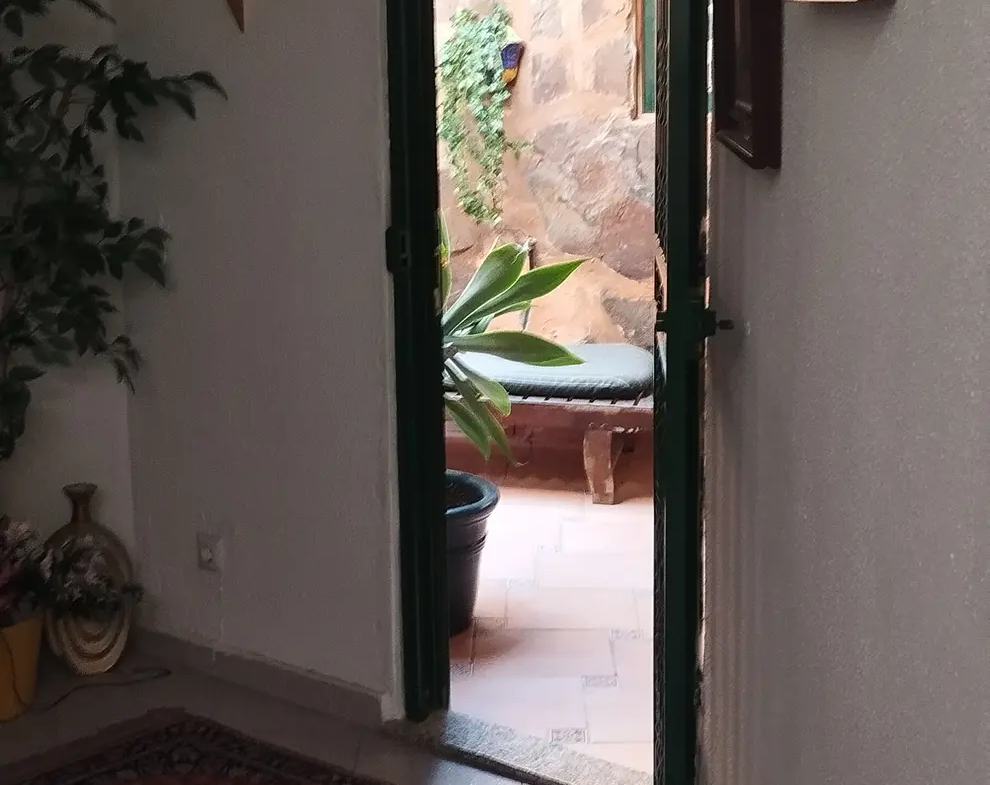 Umeblowany dom narożny z ogrodem i tarasem w San Fernando