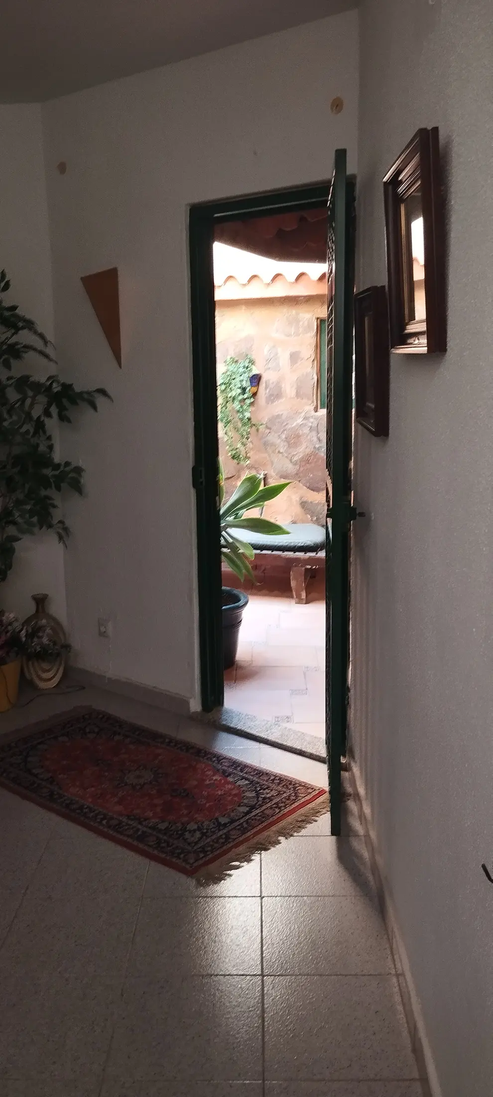 42 Umeblowany dom narożny z ogrodem i tarasem w San Fernando